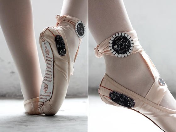 Die Ballettschuhe sind mit angenähten LilyPads versehen, die über Sensoren den Druck der Füße auf dem Untergrund und die Bewegungsrichtung registrieren und aufzeichnen. 