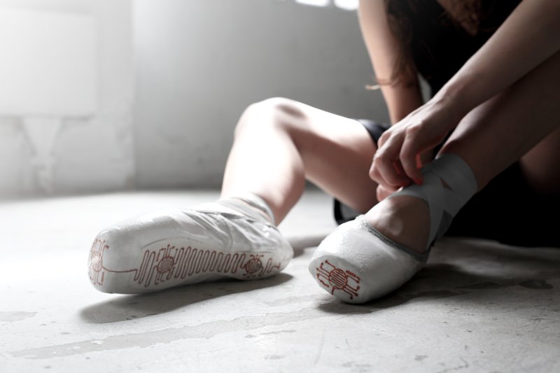 Mit den technisch aufgerüsteten Ballettschuhen lässt es sich nicht nur tanzen, sondern auch grafische Spuren erstellen. 