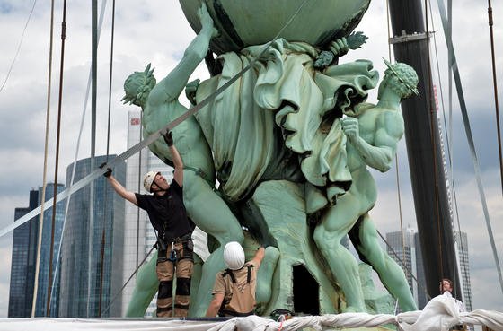 Mit einem Schwerlastkran wurde am 1. Juli 2014 die Atlas-Skulptur vom Dach des Hauptbahnhofs in Frankfurt am Main gehoben. Die mehr als vier Tonnen schwere und sechs Meter hohe Figur soll in den nächsten Monaten umfassend saniert werden und zum 126. Geburtstag des Bahnhofs im August nächsten Jahres wieder an ihrem Platz stehen. Ulmer Forscher haben nun einen Korrosionsschutz erfunden, der Metalle schützt und sich bei Verletzungen sogar selbst repariert.