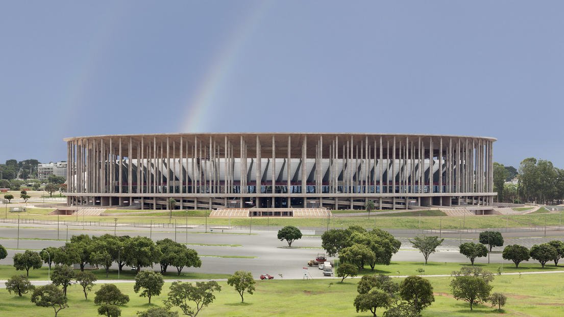 Wie es sich für eine der architektonisch modernsten Städte des Landes gehört, wird das Estadio Nacional Mané Garrincha in Brasilia eines der beeindruckendsten und das zweitgrößte der WM 2014 werden. Entworfen wurde das Stadion vom Hamburger Büro GMP.