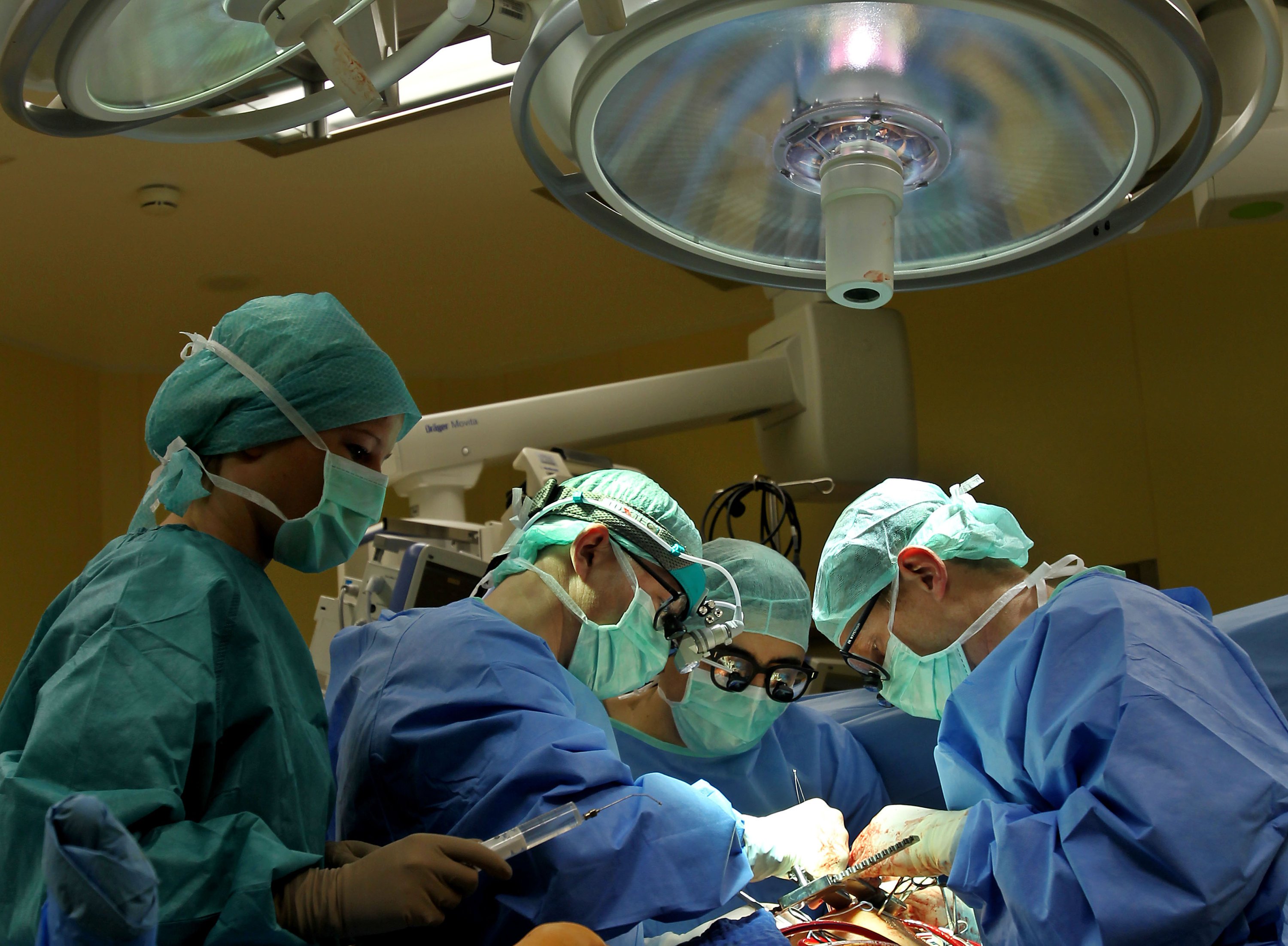 Bislang wurden Transplantationen nur mit lebendigen Herzen von hirntoten Patienten durchgeführt. Dank der neuen tragbaren Herzmaschine können auch reanimierte Herzen von Kreislauftoten transplantiert werden. 