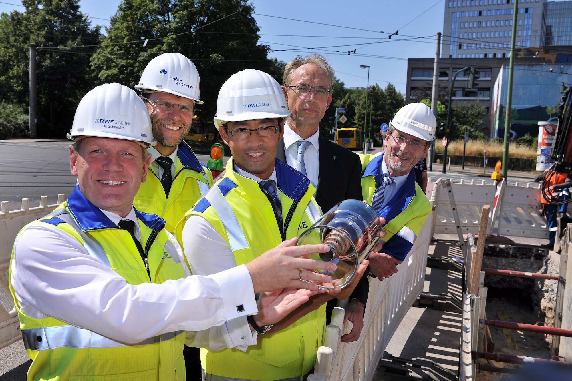 Das ein Kilometer lange Suprakabel verläuft quer durch Essen und verbindet zwei Umspannwerke. Im Bild zu sehen ist der frühere Bundeswirtschaftsminister Philipp Rösler im Sommer 2013, als das Kabel verlegt wurde. Ganz links im Bild ist RWE-Technikvorstand Joachim Schneider, der nach einem halben Jahr Betrieb eine erste Bilanz zog.