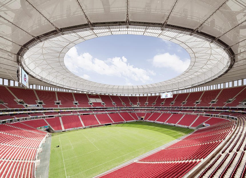  Innenraum des besonders umweltfreundlichen Stadions von Brasilia. Der Rasen wird mit Wasser bewässert, dass auf dem Stadiondach aufgefangen wird.