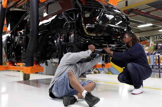 Produktion des Jeep Cherokee in Detroit: Die Geländewagen müssen zurück in die Werkstatt – für ein Softwareupdate der elektronischen Steuerungskontrolle. 