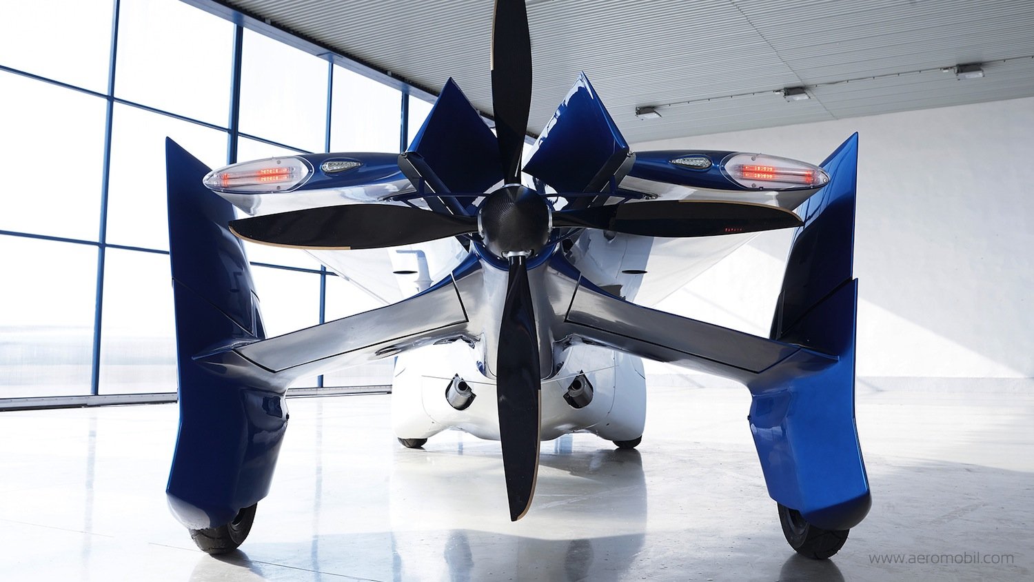 Der Propeller beschleunigt das Aeromobil auf eine Höchstgeschwindigkeit von 200 km/h. 