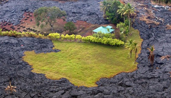 Der über 1200 Meter hohe Vulkan Kilauea auf Hawaii schiebt seit Juni Lavamassen über die Hauptinsel Hawaii. Seit den 1980er Jahren bricht der Kilauea regelmäßig aus. Viele Lavaströme fließen allerdings an den Flanken des Berges durch unbewohnte Gebiete in den Pazifik. Jetzt fließt Lava auch zur Stadt Pahoa. Im Bild ein teilweise verschonter Friedhof.