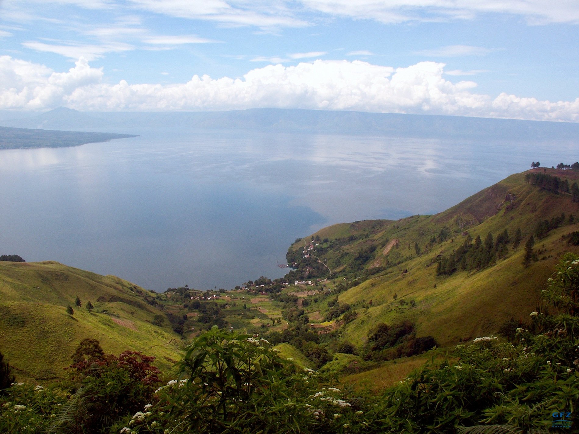 Blick vom Kraterrand auf die Toba-Caldera auf der indonesischen Insel Sumatra. Der See ist 87 Kilometer lang und entstand beim Ausbruch des Super-Vulkans Toba.