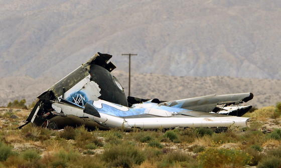 Trümmer der SpaceShipTwo: Das private Raumflugzeug stürzte am Freitag bei einem Testflug über der kalifornischen Mojave-Wüste ab. Pilot Michael Alsbury (39) kam bei dem Unglück ums Leben, Peter Siebold konnte sich mit seinem Fallschirm schwer verletzt retten. 