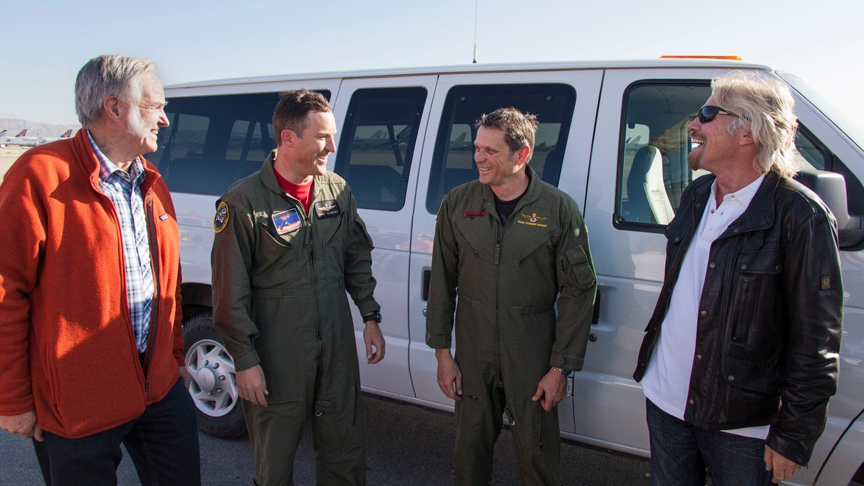 Mike Alsbury (2.v.l.) steuerte am 31. Oktober 2014 zum vierten Mal die Raumfähre SpaceShipTwo bei einem Testflug. Es kostete ihn diesmal das Leben. Richard Branson (re.) versprach eine lückenlose Aufklärung des Unglücks.