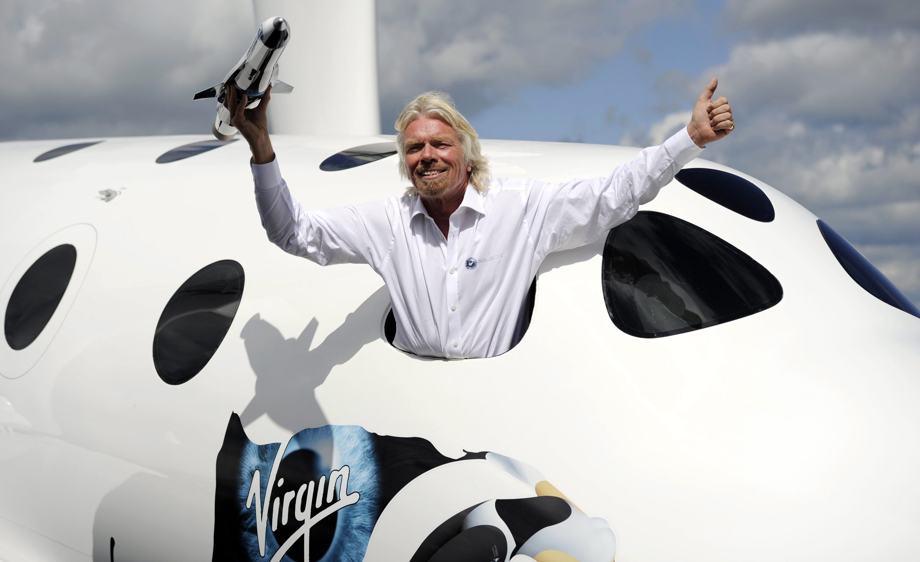 Sir Richard Branson posiert im Juli 2012 auf der Farnborough International Airshow für die Fotografen. Vom Absturz der SpaceShipTwo zeigte sich der Milliardär betroffen, seinen Traum vom Weltraumtourismus will er deshalb aber nicht aufgeben. 
