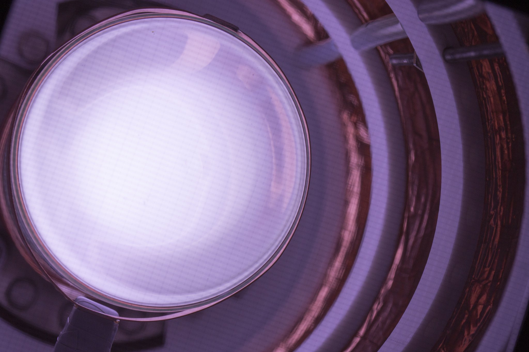 Plasma im Fusionsreaktor von Lockheed Martin: Erhitzt wird das Gemisch aus Deuterium und Tritium von Radiowellen, ähnlich den Mikrowellen im gleichnamigen Küchengerät. Die Heliumatome, die bei der Fusion entstehen, fängt ein so genannter Brutmantel auf, der Teil des Gefäßes ist.