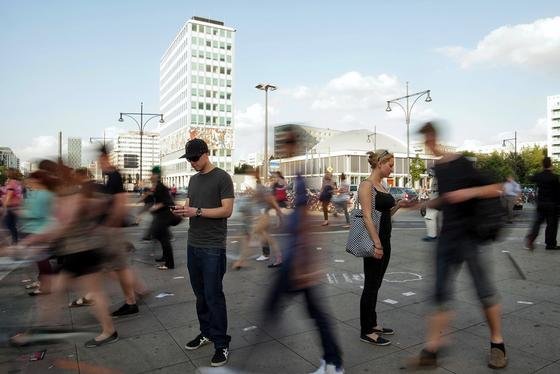 Smartphone-Nutzer in Berlin-Mitte: Ohne Handy geht vermeintlich gar nichts mehr. Gefangen in der virtuellen Welt, verschwimmt die reale für digitale Junkies. 