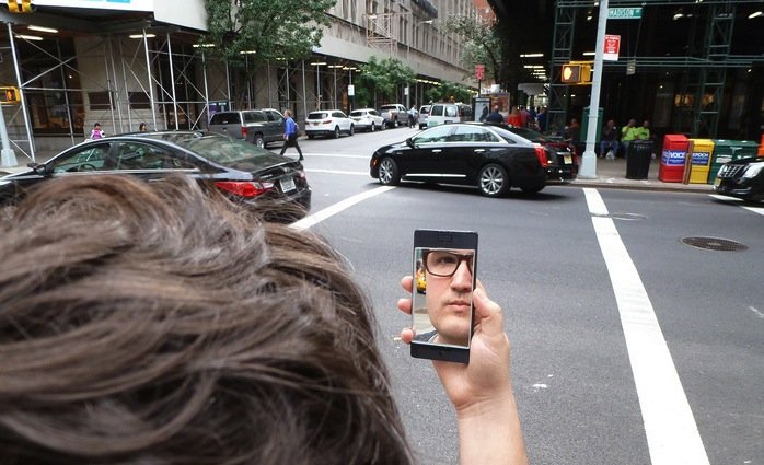 Das NoPhone in der Selfie-Variante: Eine vorne aufgeklebte Spiegelfolie gibt dem Nutzer das Gefühl, ein Selbstporträt machen zu können.