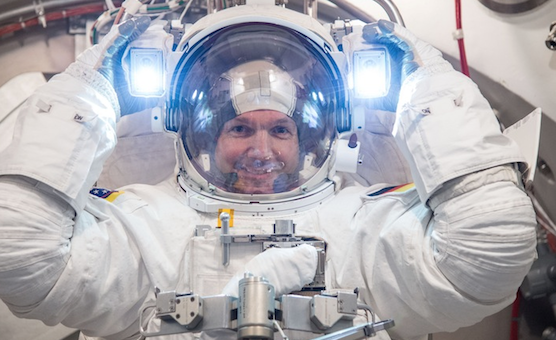 Alexander Gerst testet seinen Raumanzug im Space Center der NASA in Houston/Texas. Während die ISS auf der Nachtseite der Erde ist, beleuchten starke Lampen sein Sichtfeld. Er wird der elfte deutsche Raumfahrer im All sein. 