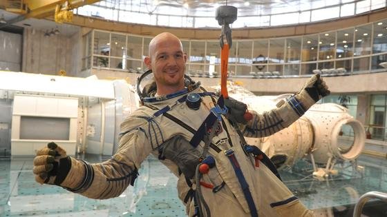 Viereinhalb Jahre lang wurde Astronaut Alexander Gerst auf seine Mission „Blue Dot“ vorbereitet. Unter Wasser trainierte er unter anderem im Sternenstädtchen bei Moskau. Damit wurde der Ausstieg aus der Internationalen Raumstation ISS geübt. Am 28. Mai 2014 beginnt seine Mission mit dem Start vom Weltraumbahnhof Baikonur. 