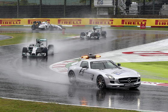 Satety Car auf der Rennstrecke in Suzuka: Ein Safety Car reiht sich vor dem Führenden ein und fährt in sicherem Tempo voraus. Bis dahin vergeht allerdings einige Zeit. Jetzt testet die Formel 1 ein virtuelles Safety Car. Seine Anweisungen erscheinen im Display der Piloten.