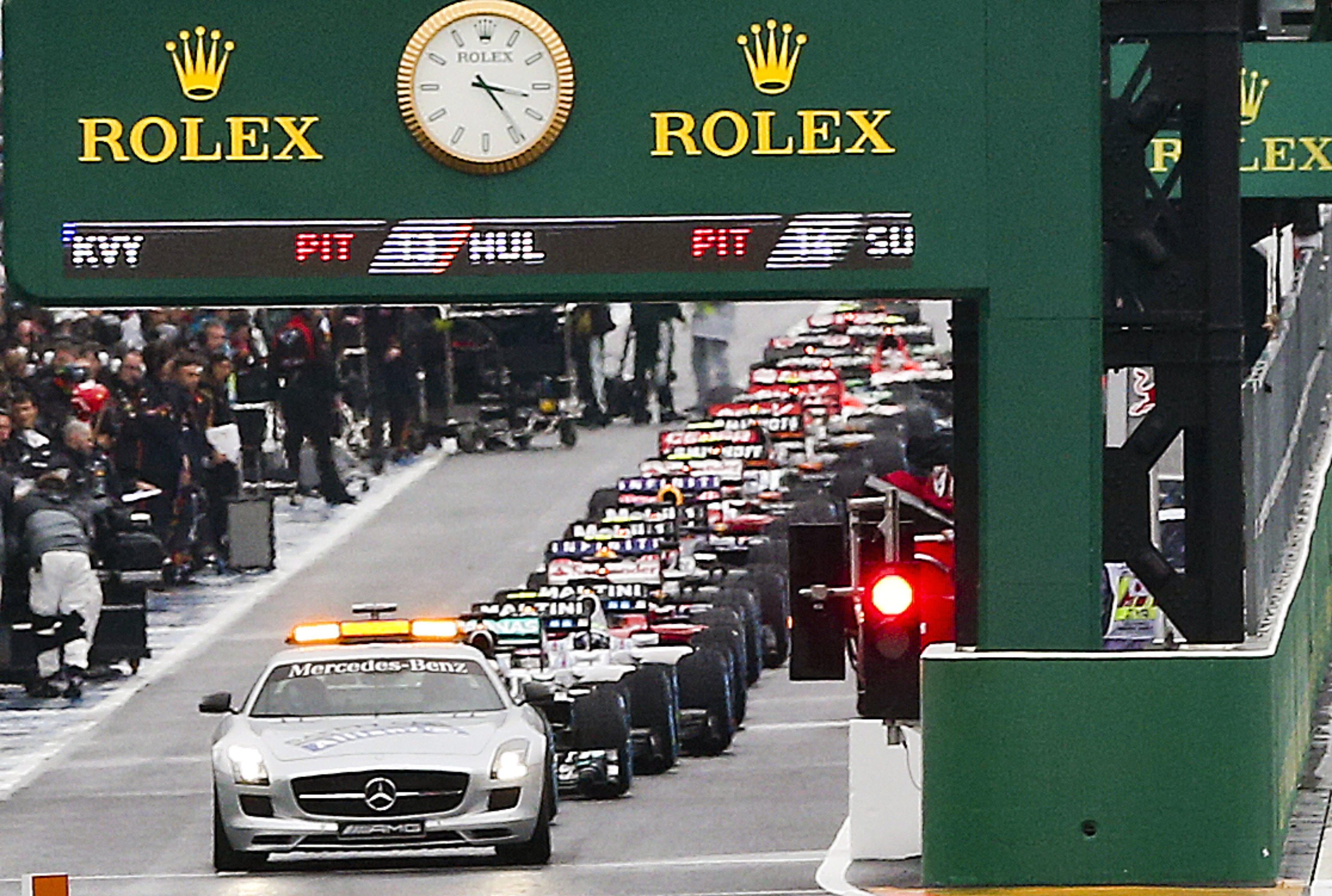 Safety Car beim Formel-1-Rennen in Suzuka: Nach dem schweren Unfall von Pilot Jules Bianchi warten die Fahrer auf den Neustart des Rennens.