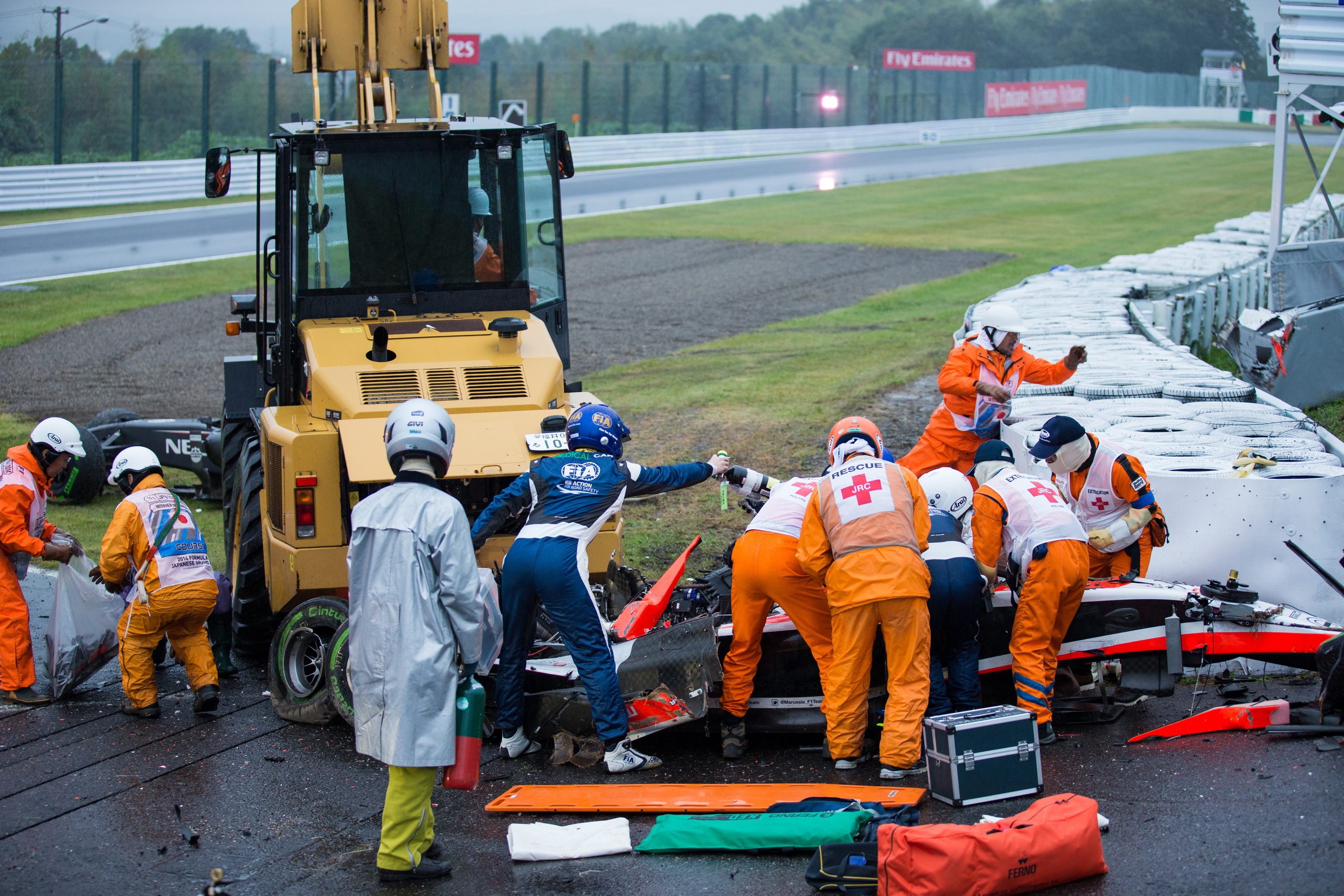 Der Formel-1-Pilot Jules Bianchi raste beim Rennen in Suzuka in einen Bergungskran. Trotz gelber Flagge des Safety Cars hatte Bianchi sein Tempo nicht gedrosselt. Der 25-jährige Marussia-Pilot liegt immer noch in einem Krankenhaus in Japan.