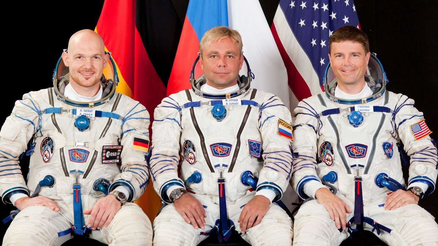 Am 28. Mai 2014 startet Alexander Gerst (l.) mit dem russischen Kosmonauten Maxim Suraev (M.) und dem amerikanischen Astronauten Reid Wiseman (r.) für sechs Monate zur Internationalen Raumstation ISS. 