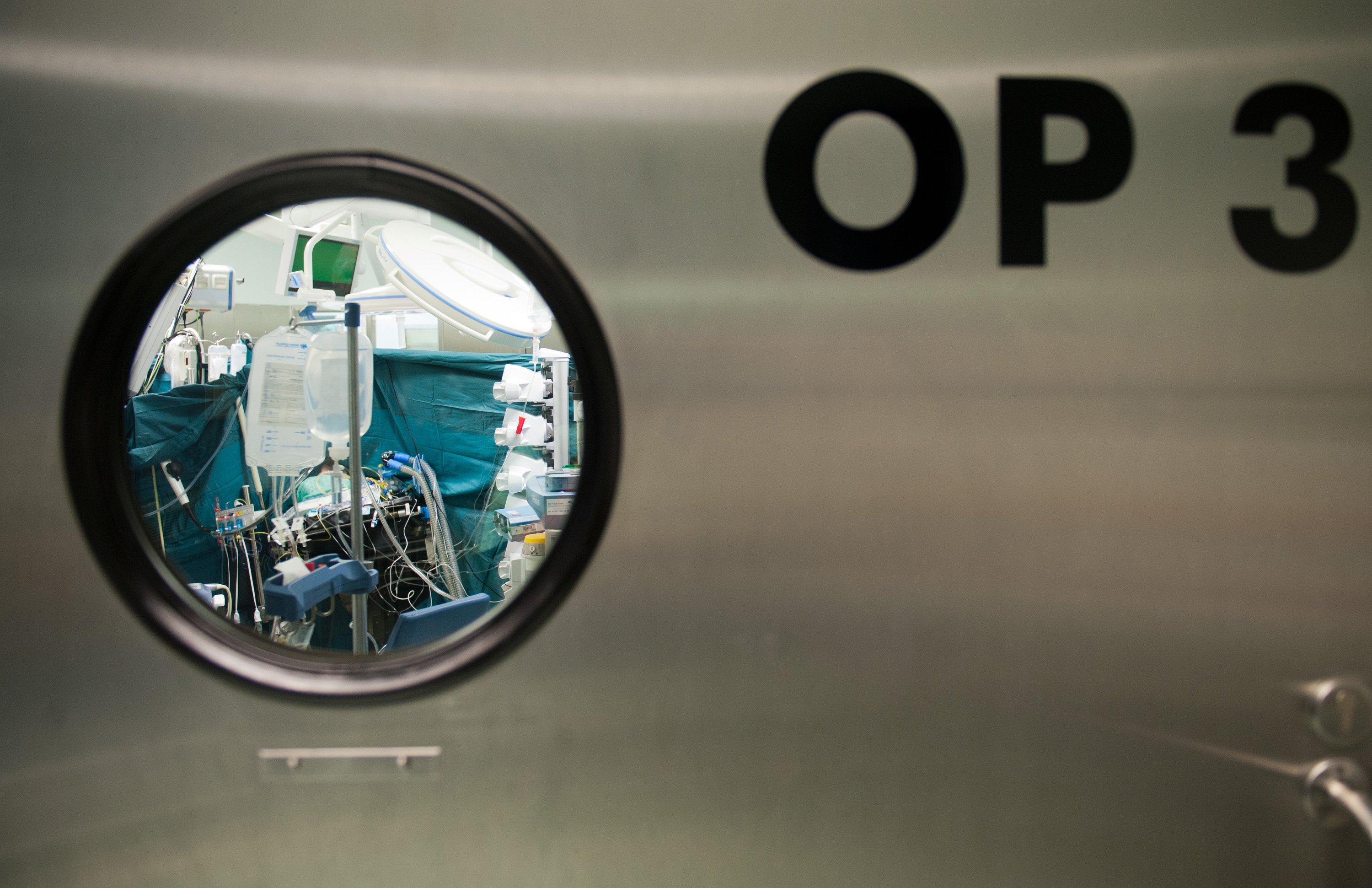 Blick in einen Operationssaal: Neuartige Implantate aus einer Mischung aus Metall und Keramik lösen sich nach Bedarf auf. Dadurch werden sonst notwendige Folgeoperationen zur Entfernung von Schrauben und Platten überflüssig.