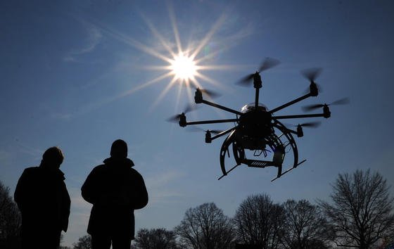 Zwei Männer lassen einen Oktokopter steigen. Der kleine Hubschrauber kann beispielsweise eine Kamera für Luftaufnahmen tragen. 