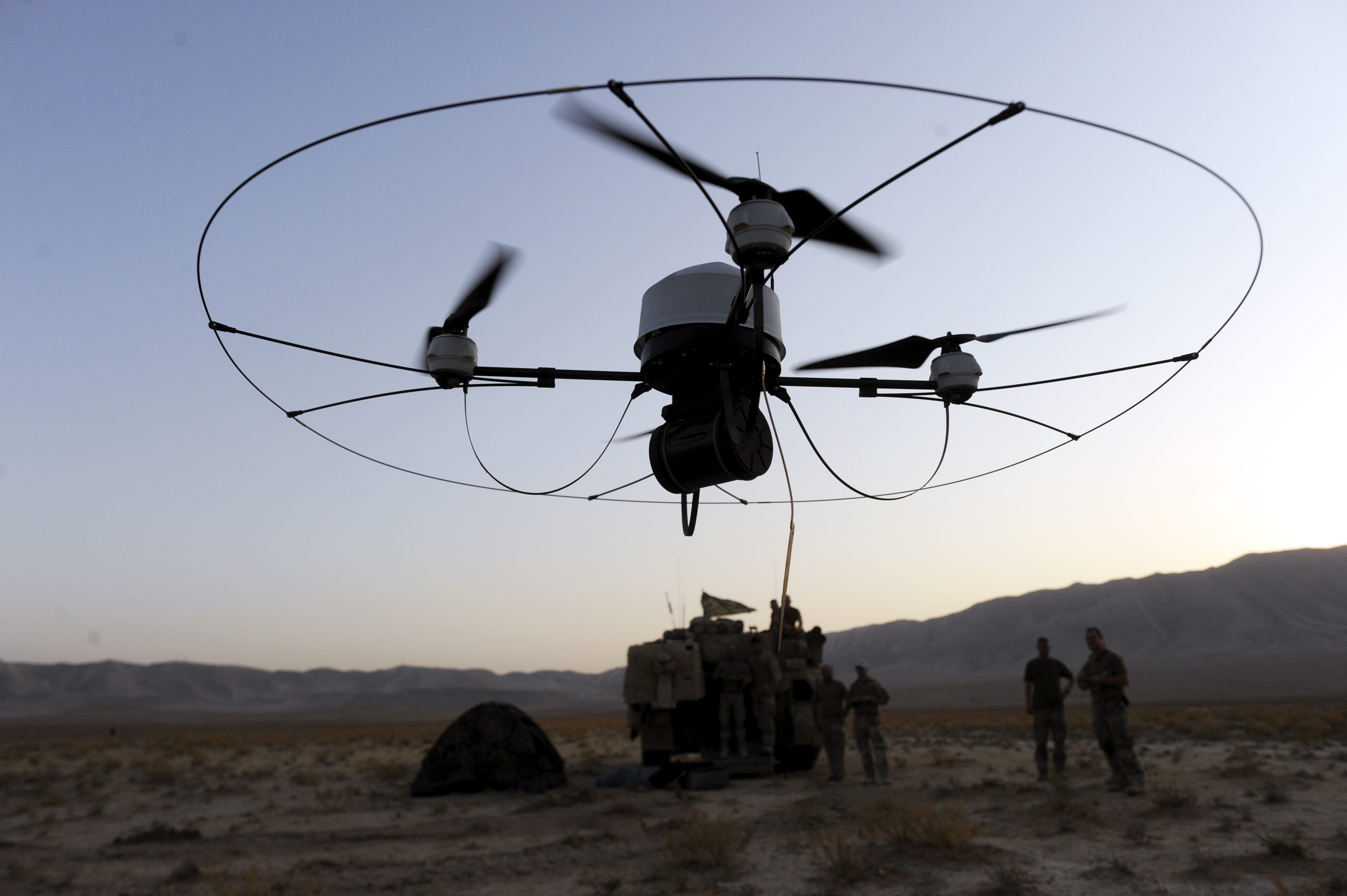 Bundeswehrsoldaten lassen im August 2011 in Afghanistan eine Aufklärungsdrohne fliegen.