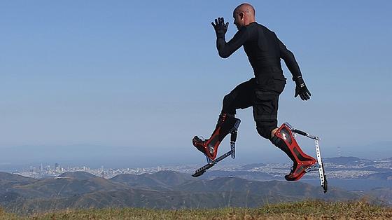 Nachts arbeitet Keahi Seymour als Barkeeper, tagsüber springt er mit seinen Bionic Boots durch San Franscisco. 