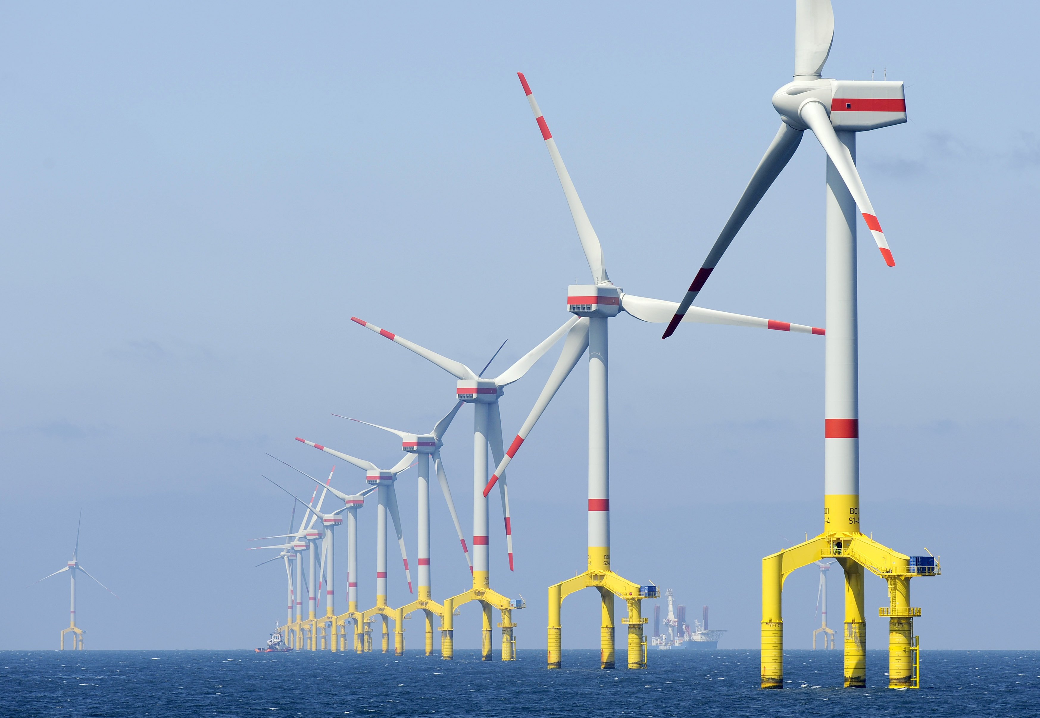 Windkrafträder im Baufeld des Offshore-Windenergieparks Bard Offshore 1, ungefähr 100 Kilometer vor der ostfriesischen Insel Borkum (Niedersachsen). Die biozidfreien Schutzbeschichtungen könnten auch ihren stählernen Fundamenten zugutekommen, die sich permanent im Wasser befinden. 