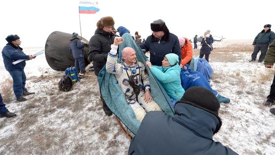 Er ist wieder da, steckt voller Tatendrang und freut sich auf den Duft des Waldes und auf eine Pizza: Astronaut Alexander Gerst kurz nach seiner Landung in Kasachstan.