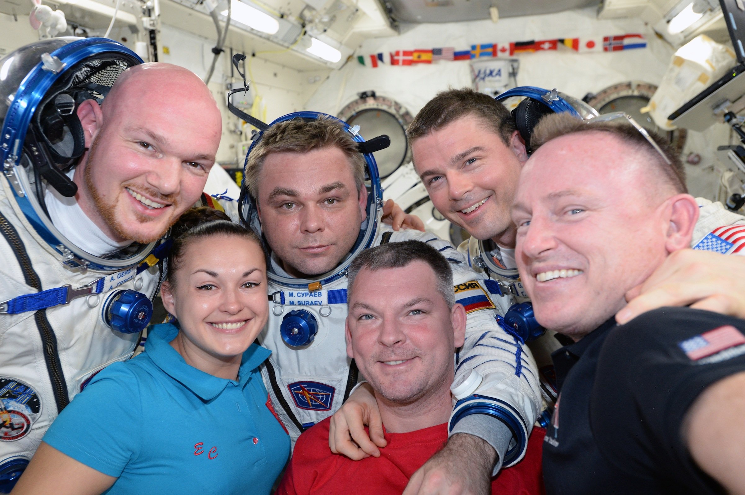 Gruppenbild mit Dame: Die sechs Astronauten auf der ISS schießen zum Abschied ein gemeinsames Selfie.