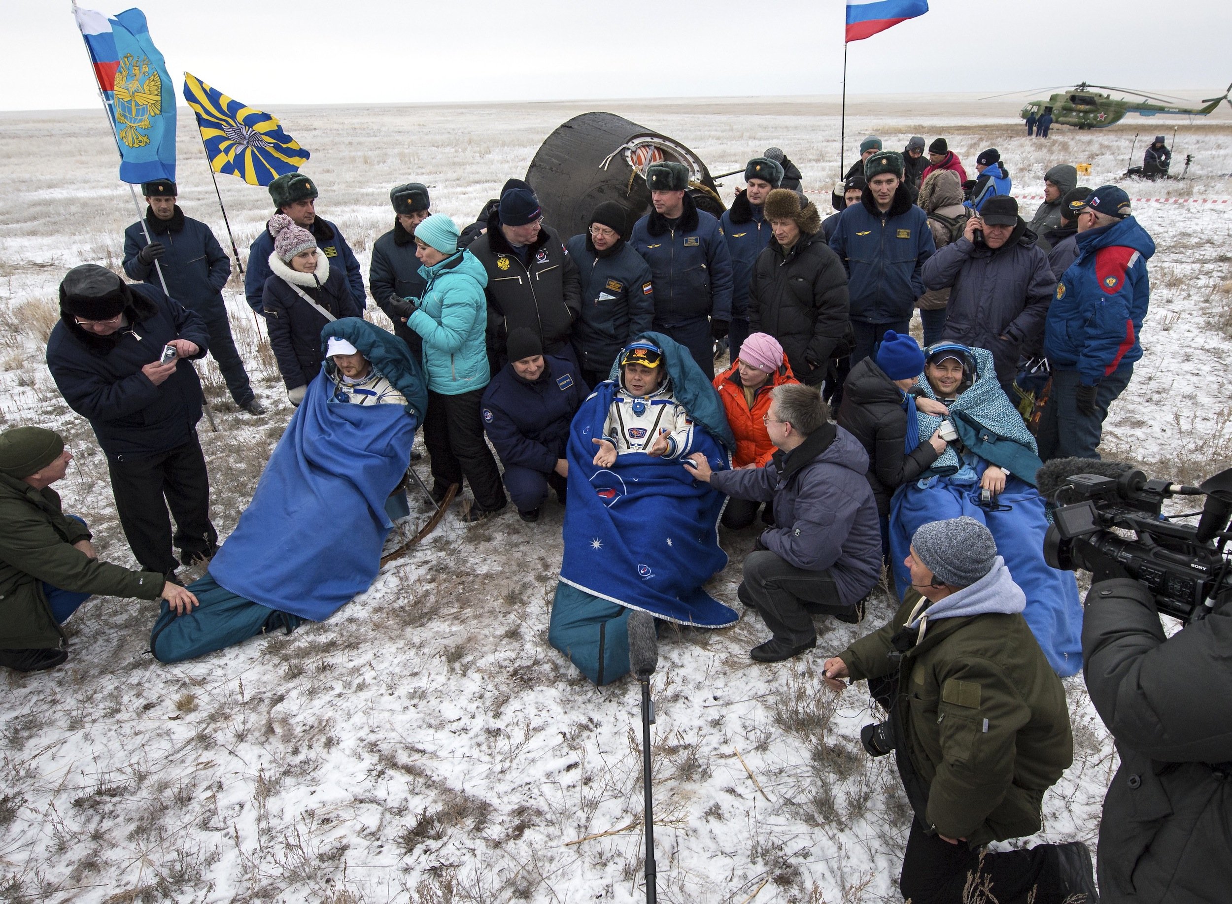 Kaum gelandet, schon die erste Pressekonferenz: Von links die Weltraumfahrer Alexander Gerst (Deutschland), Maxim Surajew  (Russland) und Reid Wiseman (USA) nur wenige Minuten nach der Landung im Schnee von Kasachstan.