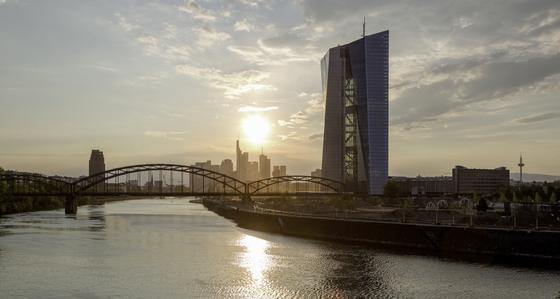 Der neue EZB-Tower auf dem Gelände des früheren Frankfurter Großmarktes. Im Hintergrund die Skyline von Frankfurt.