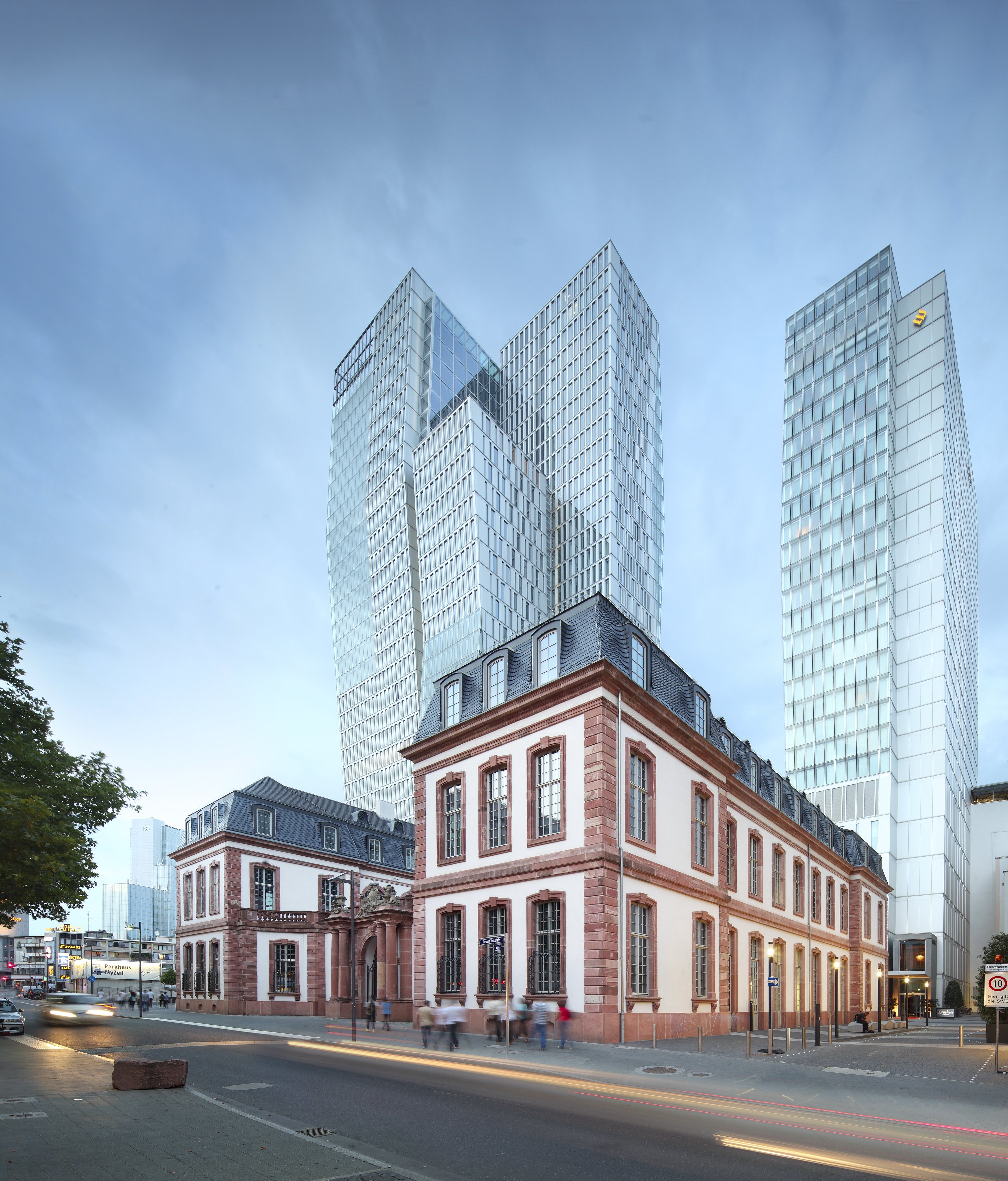 Starke Kontraste in Frankfurt: Der Nextower und Hotelturm Jumeirah hinter dem historischen Thurn-und-Taxis-Palais.