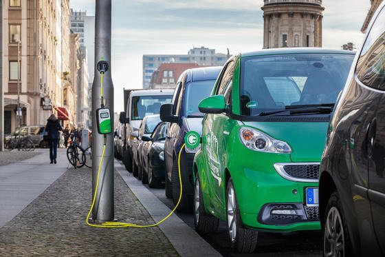 In Großstädten Elektroautos an Straßenlaternen mit neuer Energie versorgen ist ein neuer Trend, den auch BMW in München vorantreiben will. 