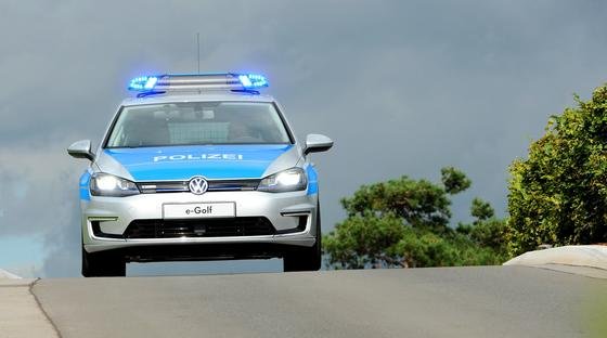 Die Polizei in Helgoland ist künftig mit einem E-Golf unterwegs. Allerdings dürfen die Polizisten das Gaspedal nicht durchtreten: Die Insel hat gerade eine Fläche von einem Quadratkilometer. Nach acht Sekunden Beschleunigung ist eine Fahrt bei Vollgas schon zu Ende.