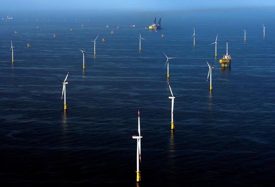 Der bei Helgoland gelegene Offshore-Windpark Meerwind Süd/Ost soll künftig 360.000 Haushalte mit Strom versorgen. Die Anlage des Betreibers WindWM besteht aus 80 Windkrafträdern.