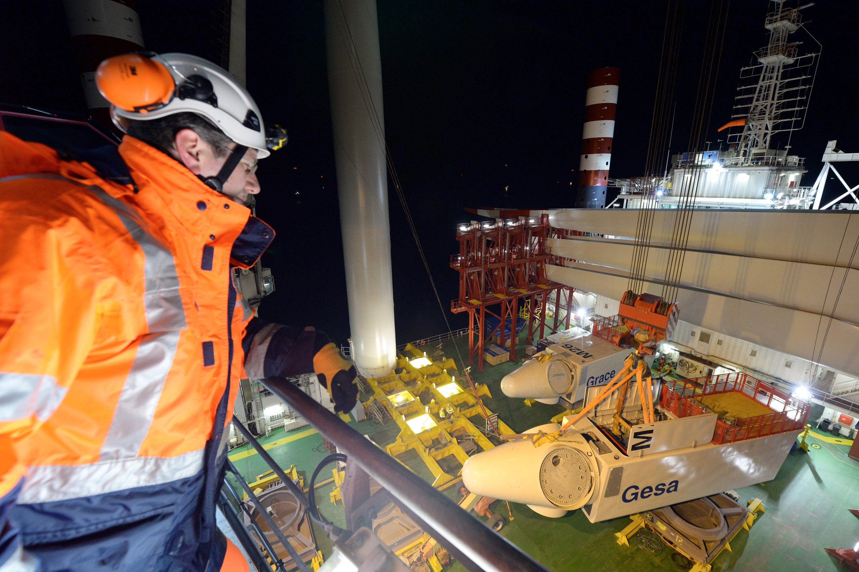 Zwei Generatorenköpfe für die 80 Windkrafträder des bei Helgoland gelegenen Offshore-Windparks Meerwind Süd/Ost: Technisch betreut wird der Windpark von Helgoland aus, wo 150 neue Arbeitsplätze entstanden sind. Das ist für die kleine Insel mit nur 1500 Einwohnern enorm viel.