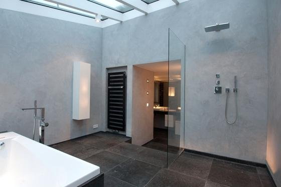 Badezimmer mit Wänden aus Kalkputz auch im Nassbereich ohne Fliesen: Kalkputze erleben eine Renaissance, weil sie dank ihres hohen pH-Wertes der Schimmelbildung vorbeugen.