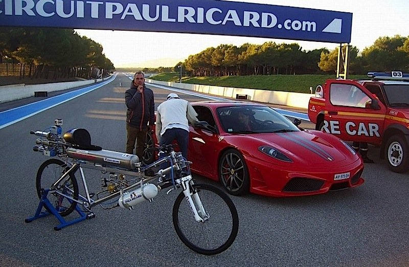 Der Ferrari F430 sah gegen das Raketenfahrrad auf der Rennstrecke bei Castellet alt aus: Der Sportwagen beschleunigt auf 100 km/h in 3,6 Sekunden, in 4,8 Sekunden war das Fahrrad schon bei 333 km/h. 