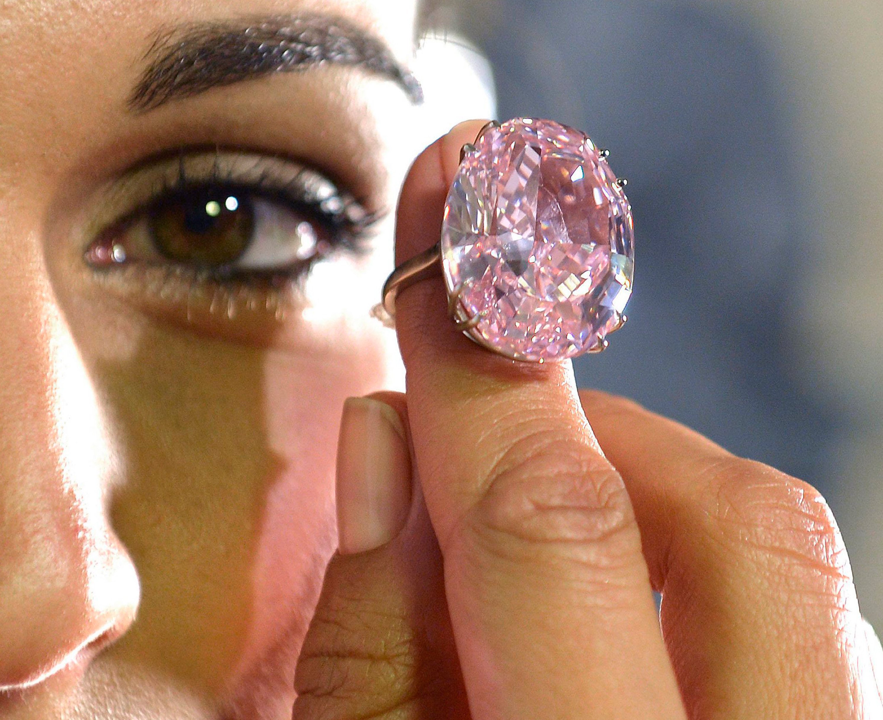 Eine Angestellte des Auktionshauses Sotheby's hält den pinkfarbenen Diamanten Pink Star – 59,60 Karat schwer, lupenrein und 44,4 Millionen Euro wert. Gegen diesen Klunker hat der Erdnussbutter-Diamant keine Chance.