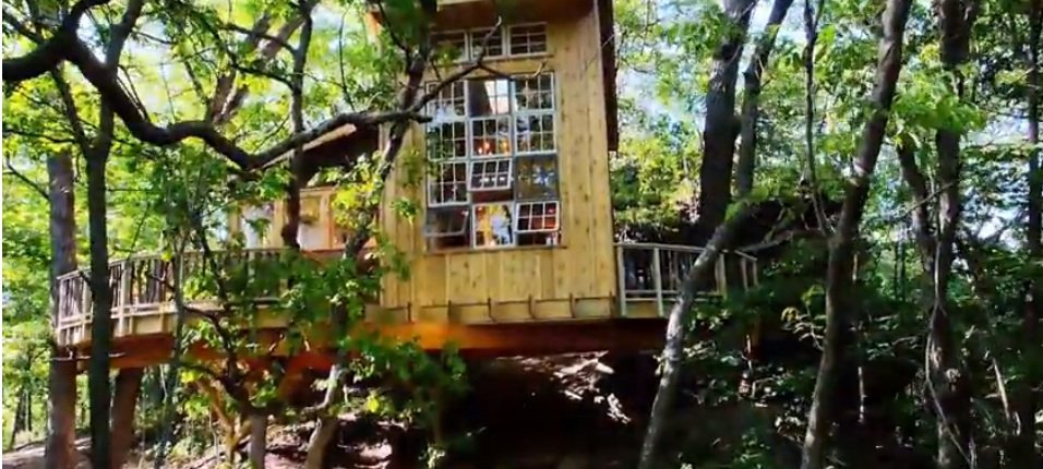 Viel Licht im Innern: Bei diesem Baumhaus fallen die vielen Fenster auf.