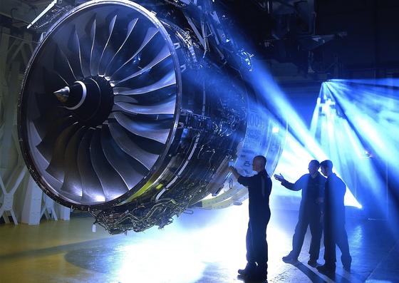 Triebwerk vom Typ Trent 1000: Die Ingenieure von Rolls-Royce experimentieren mit Kompositmaterial. Es soll Großraumflugzeuge wie die Boeing 787 um bis zu 680 Kilogramm leichter machen. 