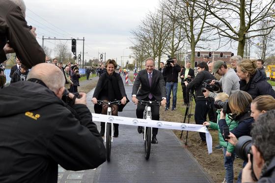 Der niederländische Wirtschaftsminister Henk Kamp hat SolaRoad eingeweiht: Bis 2016 soll der stromerzeugende Fahrradweg von 70 auf 100 Meter ausgebaut sein. Kostenpunkt: drei Millionen Euro. 