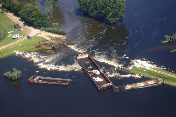 Der provisorisch geschlossene Dammbruch in Fischbeck (Sachsen-Anhalt) am 17. Juni 2013. Das System von Siemens soll zukünftig rechtzeitig vor Dammbrüchen warnen. 