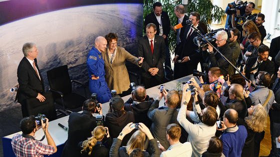 Großer Medienandrang im Astronautenzentrum Köln: Astronaut Alexander Gerst berichtete von seinem halbjährigen Aufenthalt auf der ISS. Rechts im Bild Staatssekretärin Brigitte Zypries und DLR-Chef Prof. Johann-Dietrich Wörner, links Thomas Reiter, Astronaut und ESA-Direktor für Bemannte Raumfahrt und Missionen.