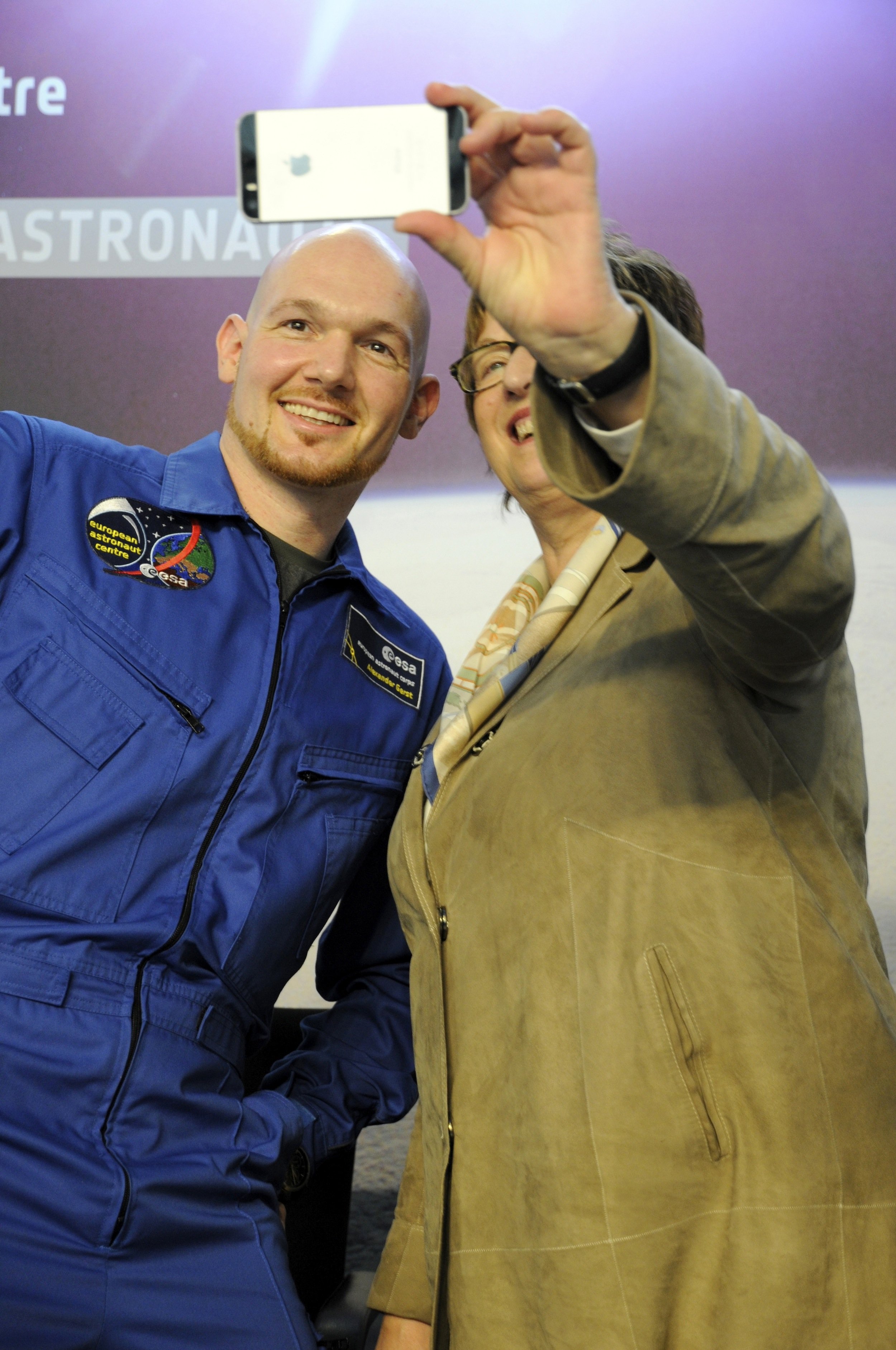 Selfie von Astronaut Alexander Gerst und Staatssekretärin Brigitte Zypries.