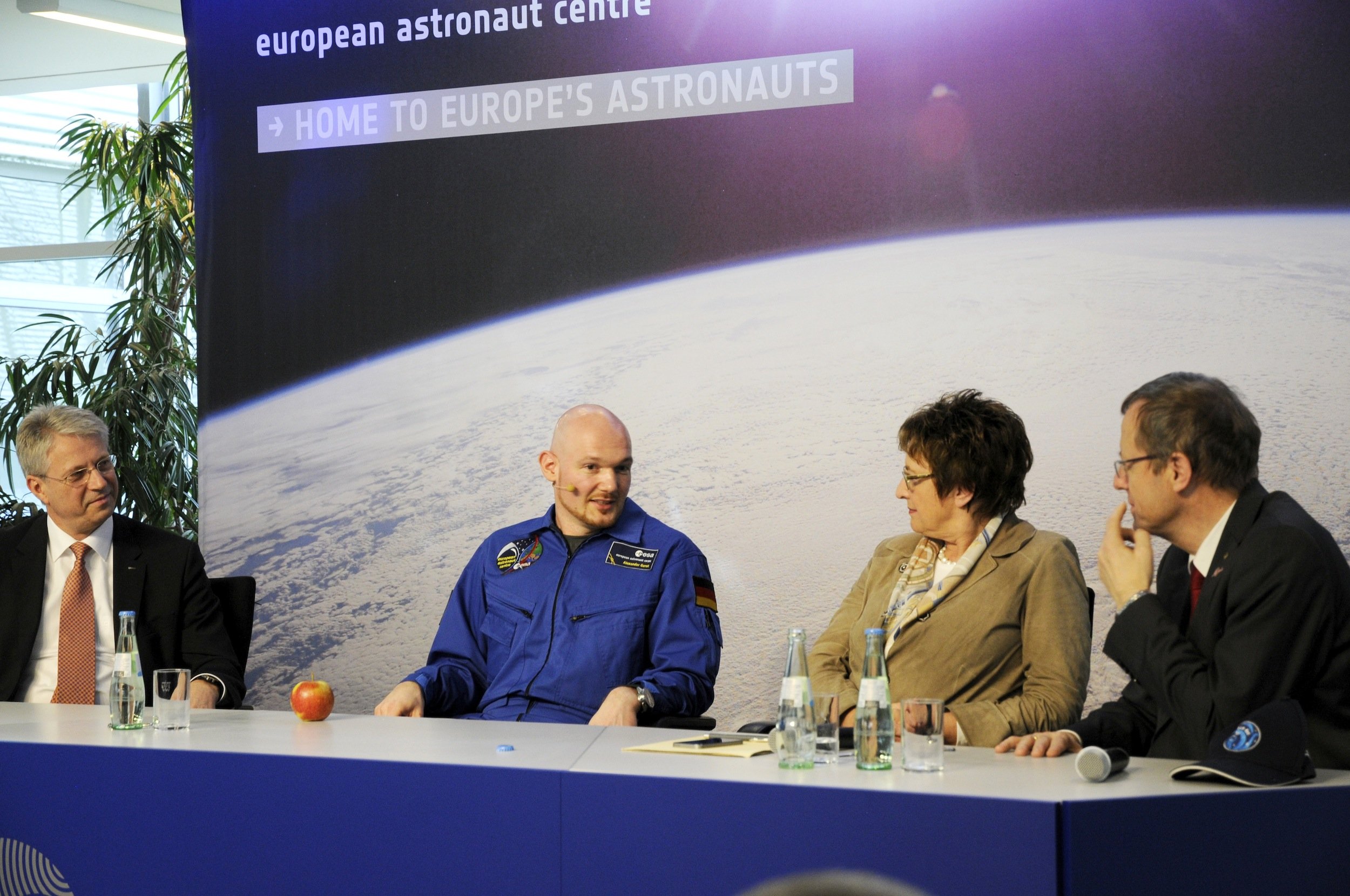 Souverän berichtete Astronaut Alexander Gerst von seiner Arbeit auf der ISS und den Gefühlen, die der Blick auf die Erde auslöst. Staatssekretärin Brigitte Zypries hatte Gerst zur Stärkung einen Apfel mitgebracht.