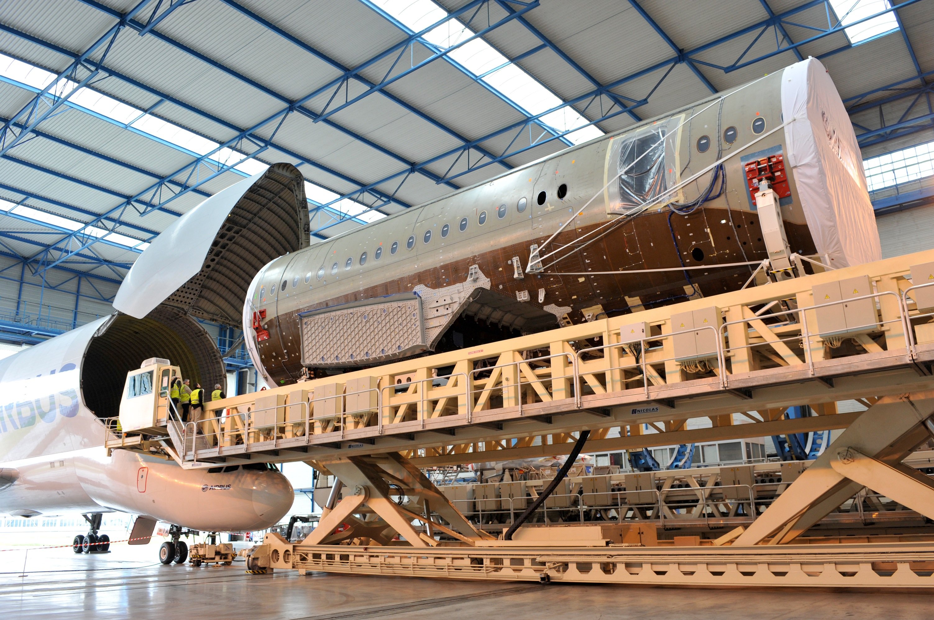 Entladung eines Airbus Beluga im Stammwerk in Toulouse: Fünf Belugas transportieren derzeit große Bauteile zwischen den Airbus-Werken. Jetzt hat Airbus entschieden, fünf neuen Belugas zu bauen, die ab 2019 zum Einsatz kommen. 2025 geht dann die alte Flotte in Rente, die seit 1994 im Dienst ist. 