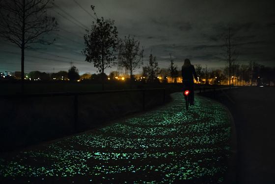 Im Radweg befinden sich funkelnde Kieselsteine: Eine Spezialbeschichtung aus aktiven Pigmenten speichert tagsüber Sonnenenergie, sodass die Steine nachts funkeln. 