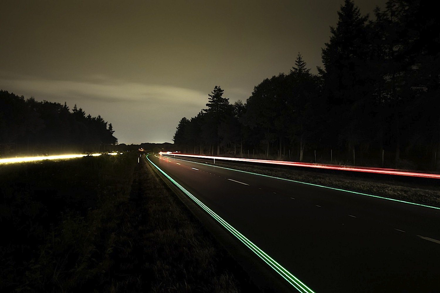 Der niederländische Designer Daan Roosegaarde hat gemeinsam mit einem Baukonzern Dynamic Paint entwickelt – eine Spezialbeschichtung, die Sonnenenergie sammelt und nachts leuchtet. Sie ist geeignet für Warnhinweise auf Straßen. 